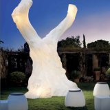 Olivo, decoratiune luminoasa in forma de trunchi de maslin centenar, inaltime 324cm, special gandite si construite pentru exterior