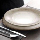 Artisan, vesela din portelan cu accente in culori de pamant, calde, linii foarte fine ce le fac parca lipsite de volum si greutate