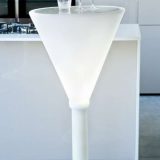 Masa inalta cu picior pentru bar, model Pahar Marguerita, dotata cu led luminos
