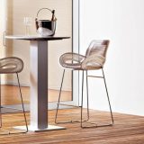 Scaun de bar cu sezut confectionat manual si cadru solid , vopsit cu pulberi in camp electrostatic
