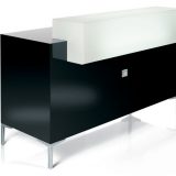 desk receptie cu decor luminos