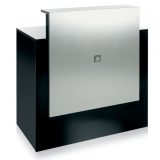 desk receptie cu finisaje de aluminiu in contrast cu fondul negru, impozant